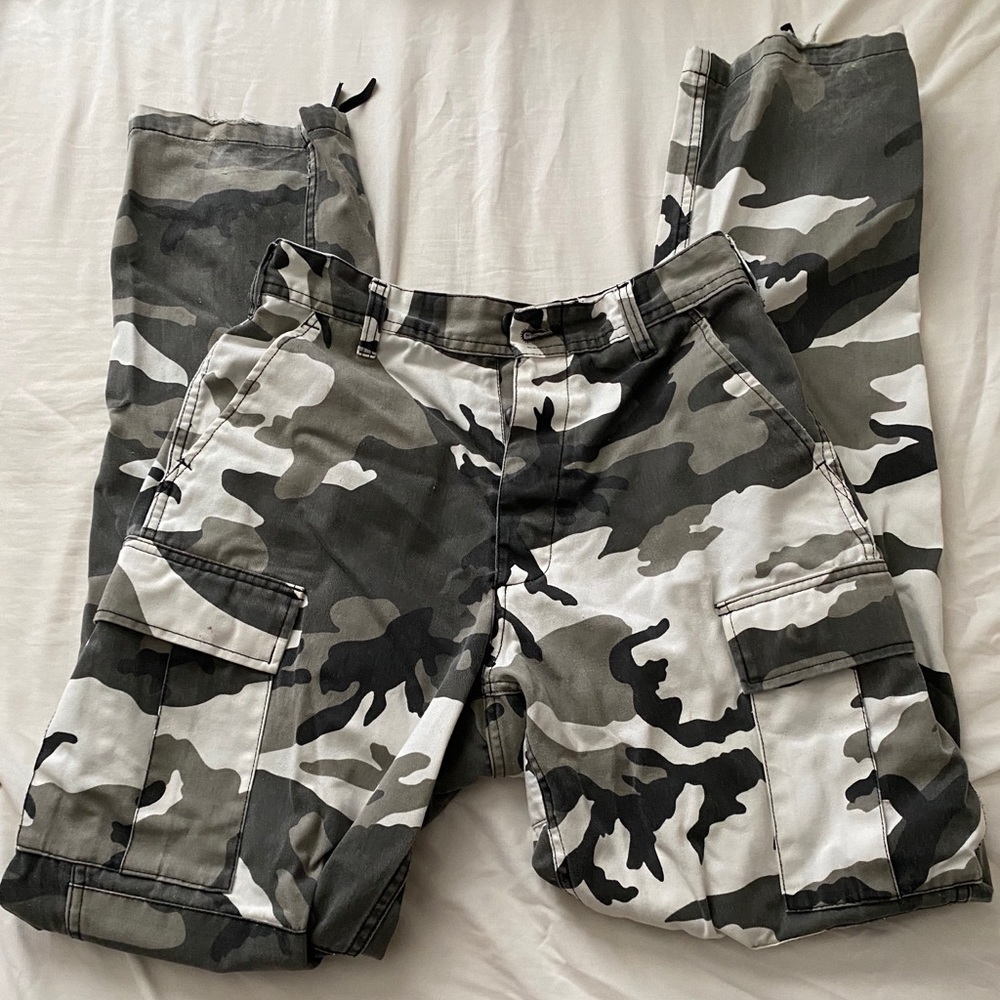 ZUMIEZ GREY CAMO PANTS